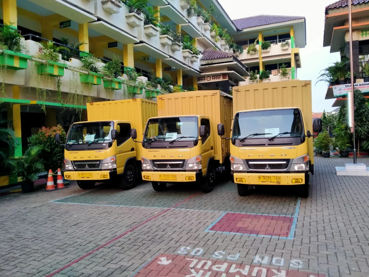 Jasa angkutan barang dan sewa truk Jakarta Timur