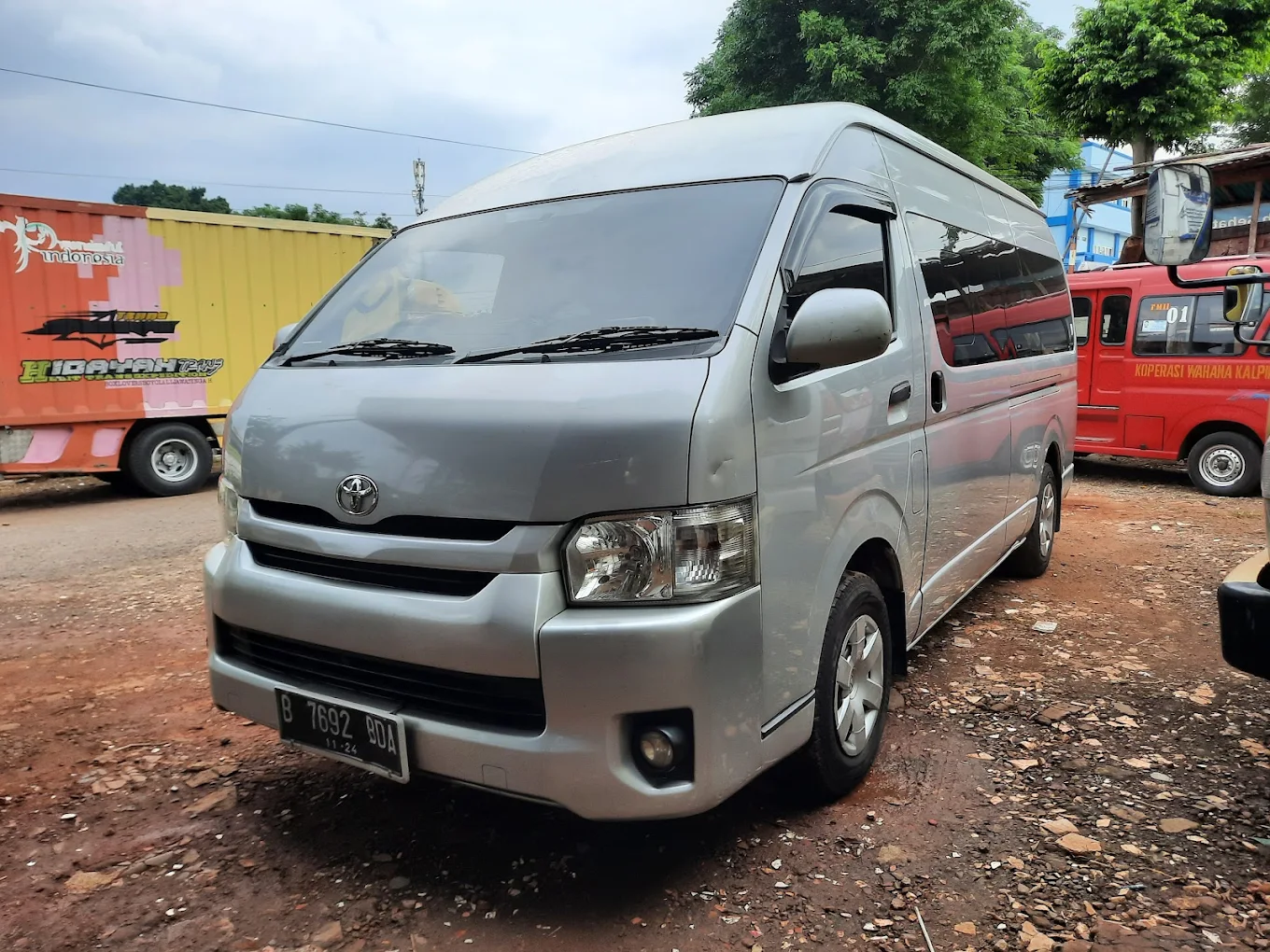 Rental Hiace Jakarta untuk travel rombongan kecil